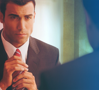 Мужчина любуется собой в зеркале